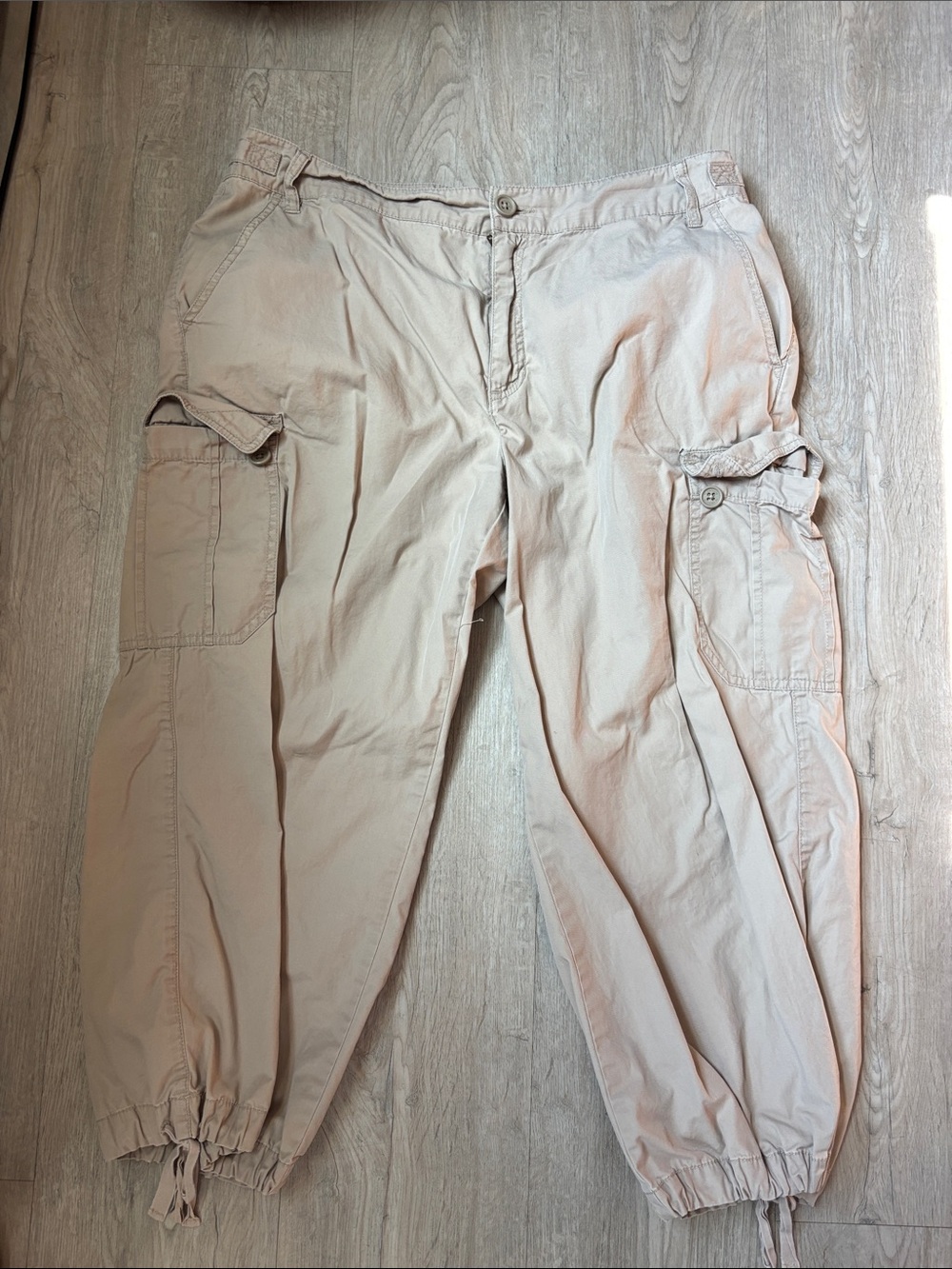 Liz Claiborne Women's Cargo Capris in Light Tan